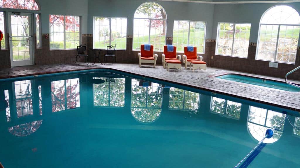 indoorpool hotelgrandvictorian bransonmissouri